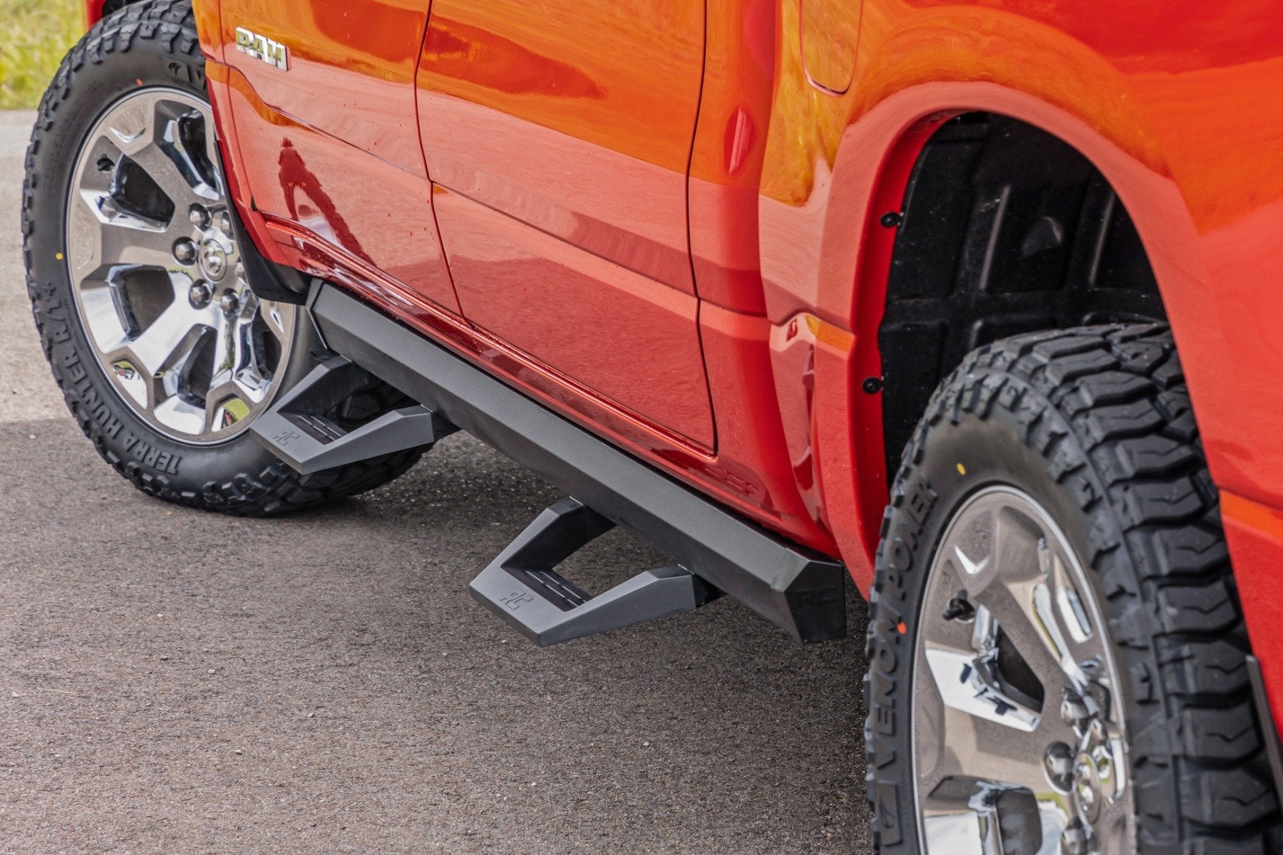 SRX2 Adj Aluminum Step | Crew Cab | Ram 1500 (19-25)/1500 TRX (21-24) 
