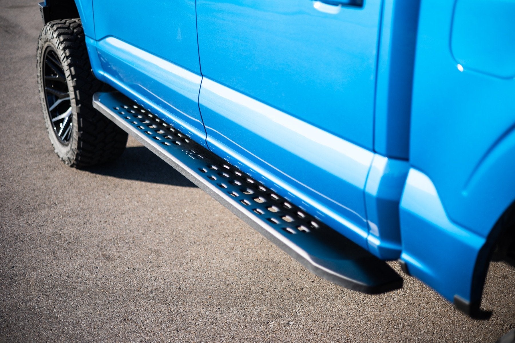 RPT2 Running Board | Crew Cab | Black | Ford F-150/Lightning/F-250/F-350/Raptor (15-25)